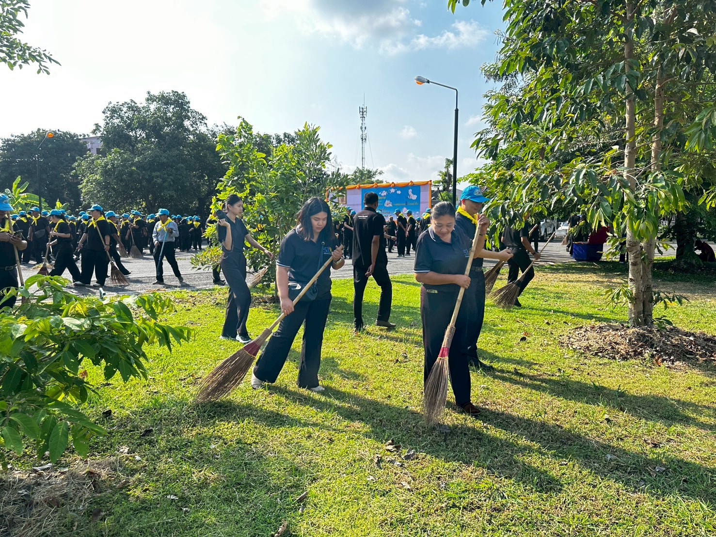 title - วันที่ 1 เมษายน 2569 นายวิทูล ประดิษฐบุญ ปฏิรูปที่ดินจังหวัดปราจีนบุรี มอบหมายให้เจ้าหน้าที่ ส.ป.ก.ปราจีนบุรี เข้าร่วมกิจกรรม จิตอาสาเนื่องในวันที่ระลึกพระบาทสมเด็จพระพุทธยอดฟ้าจุฬาโลกมหาราช และวันที่ระลึกมหาจักรีบรมราชวงศ์ 6 เมษายน 2569